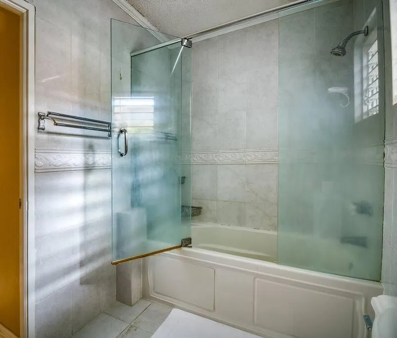 Two Bedroom Seafront Suite - Quiet & Relaxing Montego Bay Lägenhet